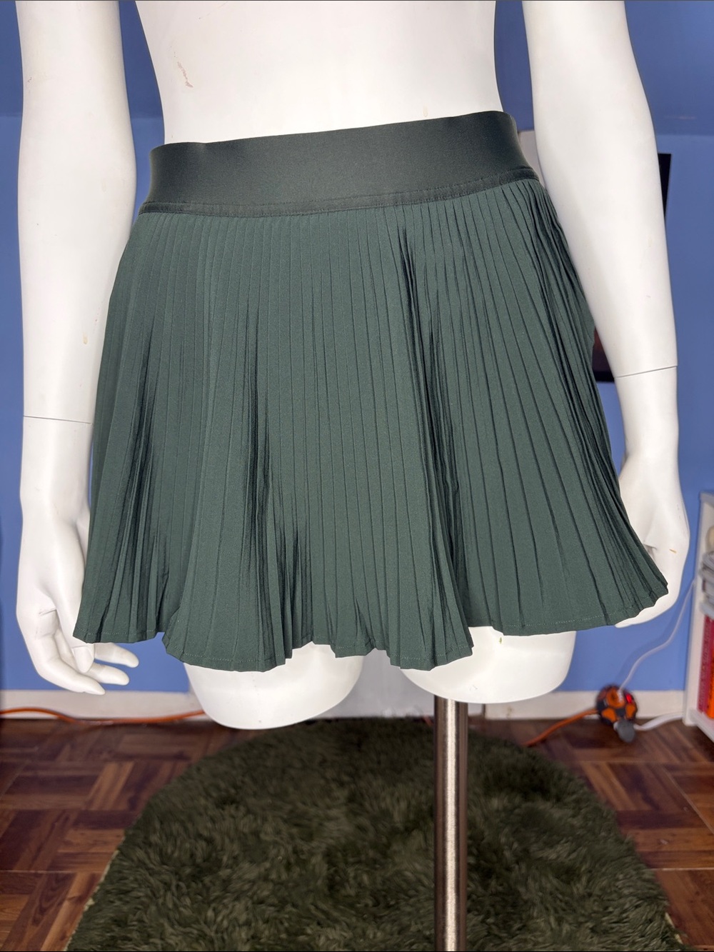 Women’s Varsity High Rise Pleated Mini Tennis Skirt in Rainforest Green Lined